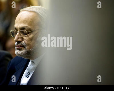 Ambassador of Iran Ali Reza Sheikh Attar attends the opening of an exhibition held at the European University Viadrina in Frankfurt Oder, Germany, 22 November 2012. A professor of the university invited Attar, due to the presentation of research on Iranian monuments done by 25 students during an excursion to Iran. Photo: Patrick Pleul Stock Photo