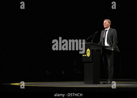 Borussia Dortmund's CEO Hans-Joachim Watzke gives a speech at the club's general assembly at Westfalenhalle in Dortmund, Germany, 25 November 2012. BVB Dortmund has invited its members to the annual general assembly. Photo: Kevin Kurek Stock Photo