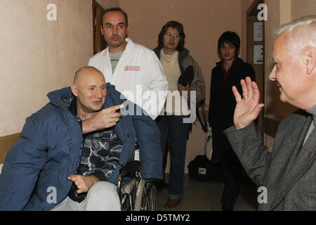 ARCHIVE IMAGES: Oct. 12, 2010 - Russia - Mikhail Beketov, a Russian journalist who suffered brain damage and lost a leg after a brutal assault that followed his campaign against a highway project outside Moscow, died in Moscow. Pictured: Moscow. Russian journalist Mikhail Beketov leaving court after participating in court hearing. (Credit Image: Credit:  PhotoXpress/ZUMAPRESS.com/Alamy Live News) Stock Photo