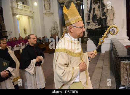 Chairman of the German Bishops' Conference, Archbishop Robert Zollitsch (M), arrives for the opening service of the traditonal autumn plenary assembly of the German bishops' conference in Fulda, Germany, 25 September 2012. Photo: UWE ZUCCHI Stock Photo