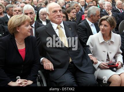 German Chancellor Angela Merkel (CDU, L-R) talks to former German Chancellor Helmut Kohl and his wife Maike Richter-Kohl at the German Historical Museum in Berlin, Germany, 27 September 2012. The Konrad Adenauer Foundation organized a celebration of the 30th anniversary of the day that Helmut Kohl was elected German Chancellor. Photo: WOLFGANG KUMM Stock Photo
