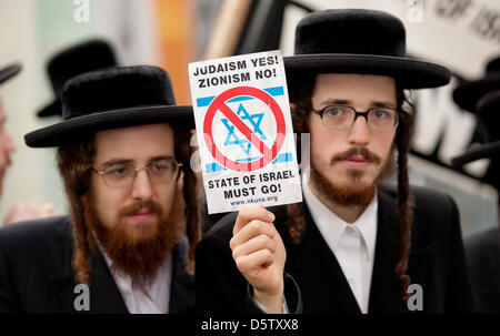 Ultra-Orthodox Jews demonstrate against Israel in front of the United Nations Headquarters in New York, USA, 27 September 2012. Prime Minister of Israel Netanyahu held a speach at the 67th General Assembly of the United Nations on the same day.  Photo: Sven Hoppe Stock Photo