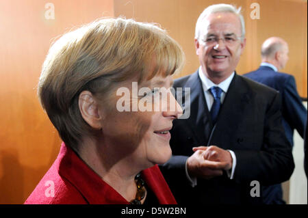 German Chancellor Angela Merkel (L) welcomes Volkswagen CEO Martin Winterkorn during a summit meeting on electromobility at the Chancellery in Berlin, Germany, 01 October 2012.  Merkel invited leading business and industry representatives. Photo: Maurizio Gambarini Stock Photo