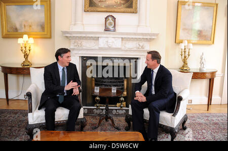 Prime Minister of Great Britain, Davids Cameron (R), welcomes Premier of Lower Saxony David McAllister (CDU) at 10 Downingstreet in London, Great Britain, 04 October 2012. McAllister is in London to attract loan items for the state exhibition 2014 on the occasion of the 300 anniversary of the Hanoveranian-British personal union in Hanover and Celle. Photo: MARCO HADEM Stock Photo