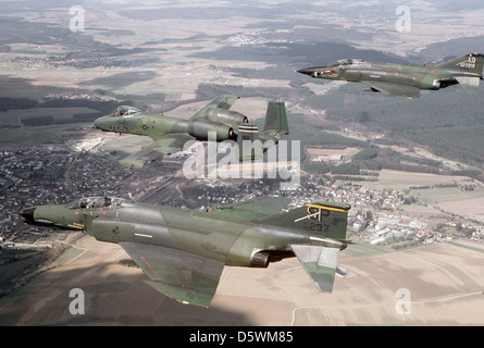 An air-to-air left side view of an A-10A Thunderbolt II aircraft of the 81st Tactical Fighter Wing leading an RF-4C Phantom II Stock Photo