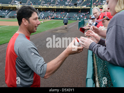 St. Louis Cardinals Hitting Coach John Mabry signs autographs Stock Photo