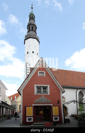 Saiakang alley in Tallinn running from Raekoja plats to Pühavaimu with Pühavaimu kirik (Holy Spirit Church) behind the shop Stock Photo