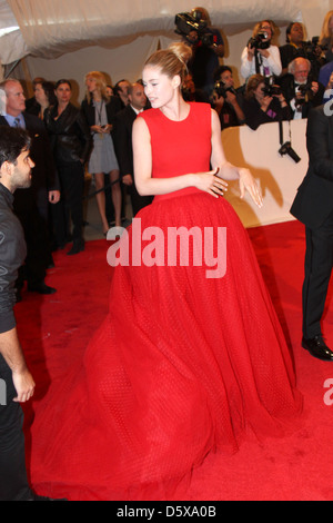 Doutzen Kroes Alexander McQueen: 'Savage Beauty' Costume Institute Gala ...