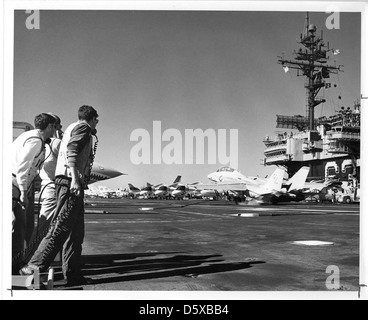 Landing Signal Officers (LSO) observe a Grumman F-14 'Tomcat' coming aboard the USS KITTY HAWK (CV-63). Stock Photo