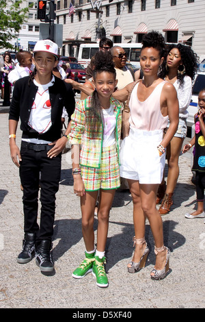 Jaden Smith, Willow Smith and Jada Pinkett Smith arrive to attend the 2011 White House Easter Egg Roll Washington DC, USA - Stock Photo