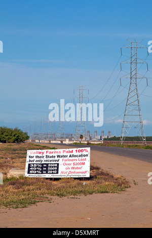 Sign protesting reduced allocation of water allotments. Joaquin Valley, California, USA Stock Photo