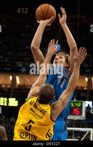 Dirk Nowitzki of Dallas Mavericks shoots the ball against the Phoenix ...