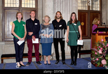 Dutch Queen Beatrix (C) poses with the winners Evi Vingerling (L), Jasper Hagenaar (2-L), Frank Ammerlaan (2-R) and Keetje Mans (R) during the award ceremony of the 'Koninklijke Prijs voor Vrije Schilderkunst 2012' ('Royal Prize for Art 2012') at the Royal Palace in Amsterdam, The Netherlands, 12 October 2012. Four young Dutch artists were awarded during the ceremony. Photo: RPE-Al Stock Photo