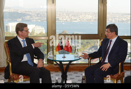 Bundesaußenminister Guido Westerwelle (l, FDP) und sein türkischer Amtskollege Ahmet Davutoglu unterhalten sich am 13.10.2012 in Istanbul (Türkei). Foto: Rainer Jensen/dpa  +++(c) dpa - Bildfunk+++ Stock Photo