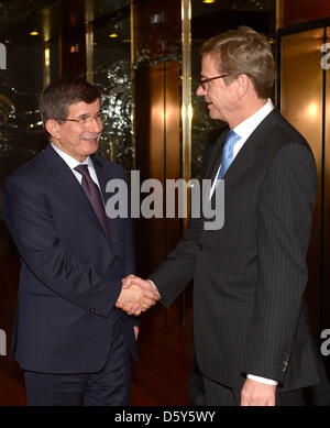 Bundesaußenminister Guido Westerwelle (r, FDP) wird von seinem türkischen Amtskollegen Ahmet Davutoglu am 13.10.2012 in Istanbul (Türkei) begrüßt. Foto: Rainer Jensen/dpa  +++(c) dpa - Bildfunk+++ Stock Photo
