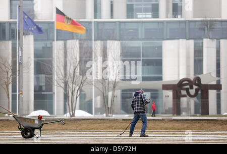 Berlin, Germany. 10th April 2013. Workers clean the sidewalk at the chancellery in Berlin, Germany, 10 April 2013. Photo: KAY NIETFELD/dpa/Alamy Live News Stock Photo