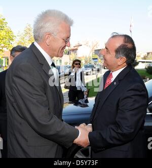 Der baden-württembergische Ministerpräsident Winfried Kretschmann (l, Bündnis 90/Die Grünen) begrüßt am 15.10.2012 in Ankara (Türkei) den Vize-Europaminister der Türkei, Alaattin Büyükkaya (r). Der baden-württembergische Regierungschef ist mit einer 80-köpfigen Delegation aus Politik, Wirtschaft, Wissenschaft, Kultur und Gesellschaft in die Türkei gereist. Kretschmann hatte sich zu Stock Photo