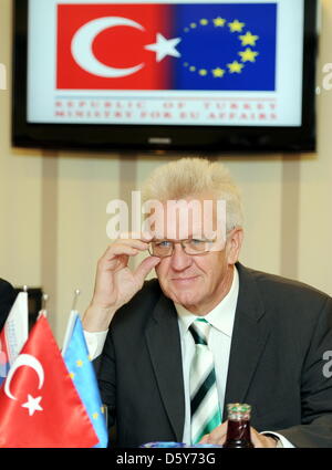 Der baden-württembergische Ministerpräsident Winfried Kretschmann (Bündnis 90 / Die Grünen) sitzt am 15.10.2012 in Ankara (Türkei) im Ministerium für Europaangelegenheiten. Der baden-württembergische Regierungschef ist mit einer 80-köpfigen Delegation aus Politik, Wirtschaft, Wissenschaft, Kultur und Gesellschaft in die Türkei gereist. Kretschmann hatte sich zuletzt klar für eine E Stock Photo