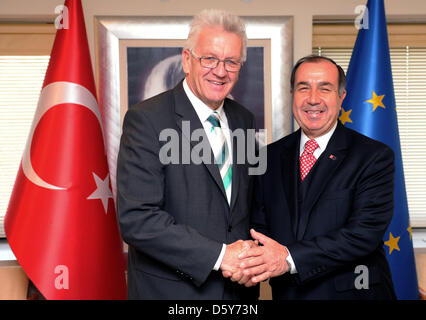 Der baden-württembergische Ministerpräsident Winfried Kretschmann (l, Bündnis 90/Die Grünen) begrüßt am 15.10.2012 in Ankara (Türkei) den Vize-Europaminister der Türkei, Alaattin Büyükkaya (r). Der baden-württembergische Regierungschef ist mit einer 80-köpfigen Delegation aus Politik, Wirtschaft, Wissenschaft, Kultur und Gesellschaft in die Türkei gereist. Kretschmann hatte sich zu Stock Photo