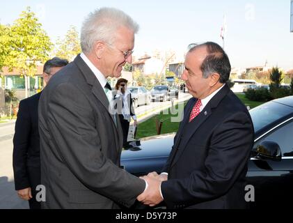 Der baden-württembergische Ministerpräsident Winfried Kretschmann (Bündnis 90/Die Grünen) begrüßt am 15.10.2012 in Ankara (Türkei) den Vize-Europaminister der Türkei, Alaattin Büyükkaya. Der baden-württembergische Regierungschef ist mit einer 80-köpfigen Delegation aus Politik, Wirtschaft, Wissenschaft, Kultur und Gesellschaft in die Türkei gereist. Kretschmann hatte sich zuletzt k Stock Photo