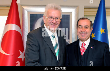 Der baden-württembergische Ministerpräsident Winfried Kretschmann (l, Bündnis 90/Die Grünen) begrüßt am 15.10.2012 in Ankara (Türkei) den Vize-Europaminister der Türkei, Alaattin Büyükkaya (r). Der baden-württembergische Regierungschef ist mit einer 80-köpfigen Delegation aus Politik, Wirtschaft, Wissenschaft, Kultur und Gesellschaft in die Türkei gereist. Kretschmann hatte sich zu Stock Photo