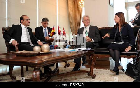 Der baden-württembergische Ministerpräsident Winfried Kretschmann (M, Bündnis 90/Die Grünen) spricht am 15.10.2012 in Ankara (Türkei) mit dem Präsidenten des Amtes für Auslandstürken, Kemal Yurtnac (l). Rechts die baden-württembergische Integrationsministerin Bilkay Öney. Der baden-württembergische Regierungschef ist mit einer 80-köpfigen Delegation aus Politik, Wirtschaft, Wissens Stock Photo