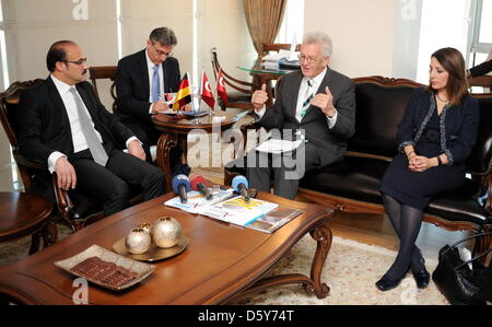 Der baden-württembergische Ministerpräsident Winfried Kretschmann (M, Bündnis 90 / Die Grünen) spricht am 15.10.2012 in Ankara (Türkei) mit dem Präsidenten des Amtes für Auslandstürken, Kemal Yurtnac (l). Rechts die baden-württembergische Integrationsministerin Bilkay Öney. Der baden-württembergische Regierungschef ist mit einer 80-köpfigen Delegation aus Politik, Wirtschaft, Wisse Stock Photo