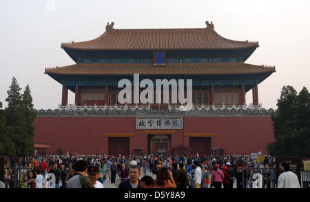 Many tourists stand in front of an entrance to the Forbidden City in Beijing, China, 12 October 2012. Photo: Rainer Jensen Stock Photo