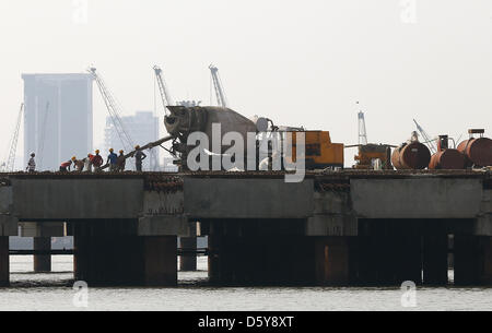 Parts of the port Mumbai Port Trust (MbPT) are pictured with a construction site in the port of Mumbai, India, 18 October 2012. The delegation with Mayor of Hamburg Scholz has been confronted with a series of problems during a visit to the port facility. Business and political representatives are on an official visit with Scholz to India. Photo: Christian Charisius Stock Photo