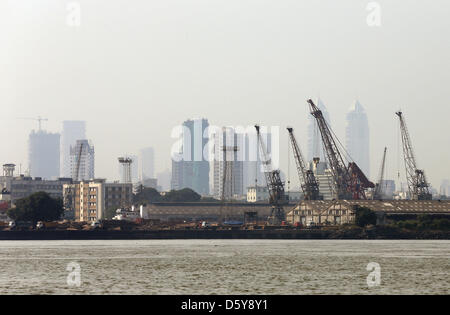 Parts of the port Mumbai Port Trust (MbPT) are pictured with a construction site in the port of Mumbai, India, 18 October 2012. The delegation with Mayor of Hamburg Scholz has been confronted with a series of problems during a visit to the port facility. Business and political representatives are on an official visit with Scholz to India. Photo: Christian Charisius Stock Photo