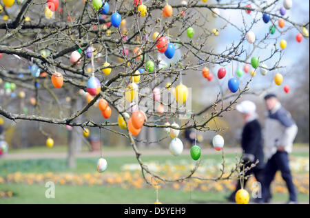 People take a walk on Easter Sunday at Britzer Garten (park) in Berlin, Germany, 08 April 2012. Rain and cold weather with some sunny moments prevails in Berlin. Photo: MAURIZIO GAMBARINI Stock Photo