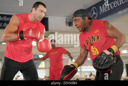 A file picture shows the Ukrainian boxing champion Vladimir Klitschko (r) during a press training with his coach Emanuel Stweard (l) in Heidelberg, Germany, 7 March 2007. Emanuel Steward, one of boxing history's biggest coaches is dead. The American died on 25 October 2012 at the age of 68 years at a hospital in Detroit. Photo: Ronald Wittek Stock Photo