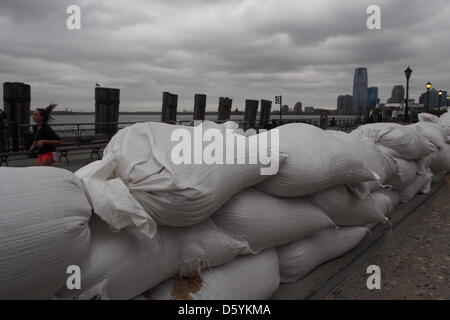 Sand sacks are piled up at the southern end of Manhattan where the Hudson and East River meet in New York, USA, 28 October 2012. New Yorkers make last urgent preparations before the arrival of super storm Sandy. Photo: Daniel Schnettler Stock Photo