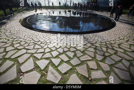 Visitors are pictured at the newly opened memorial for Sinti and Roma who were murdered by the Nazis at the Tiergarten Park in Berlin, Germany, 29 October 2012. The memorial is situated near the Bundestag and was realised after designs by the artist Dani Karavan. Photo: Michael Kappeler Stock Photo