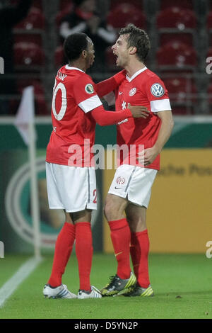 Mainz's Andreas Ivanschitz (R) celebrates his 1-0 goal with Junior Diaz during the DFB-Cup second round match between FSV Mainz 05 and Erzgebirge Aue at Coface Arena in Mainz, Germany, 30 October 2012. Photo: Fredrik von Erichsen Stock Photo