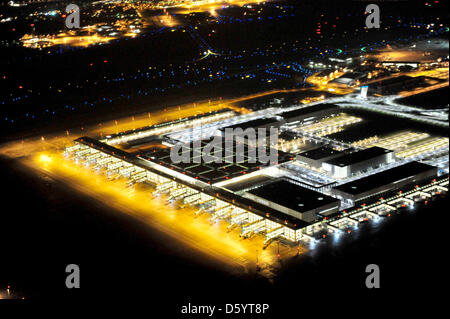 FILE - An archive picture dated 10 October 2012 shows the lit terminal and runway of Berlin Brandenburg Airport Willy Brandt at night in Schoenefeld, Germany. A supervisory board meeting of Schoenefeld Airport Company took place on 01 November 2012 on the progress of the construction of the future Berlin Brandenburg airport. Photo: euroluftbild.de Stock Photo