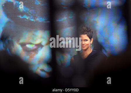 Actress Halle Berry arrives for the premiere of the movie 'Cloud Atlas' at CineStar cinema at Potsdamer Platz in Berlin, Germany, 05 November 2012. The film will be aired to German cinemas on 15 November 2012. Photo: Jana Ritchie Stock Photo