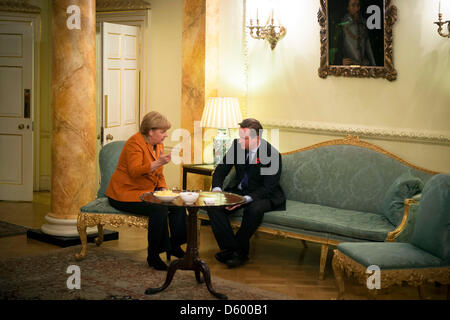 HANDOUT - Bundeskanzlerin Angela Merkel und der britische Premierminister David Cameron unterhalten sich am 07.11.2012 zu Beginn ihres Treffens im Amtssitz des Premiers in London. Foto: Pool /Bundesregierung/Bergmann/dpa Stock Photo