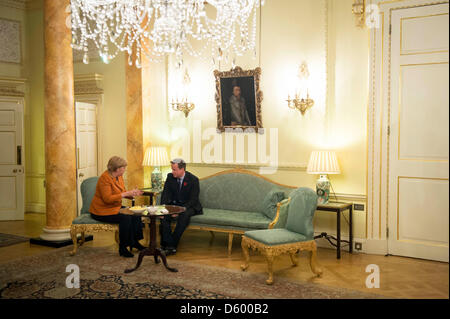 HANDOUT - Bundeskanzlerin Angela Merkel und der britische Premierminister David Cameron unterhalten sich am 07.11.2012 zu Beginn ihres Treffens im Amtssitz des Premiers in London. Foto: Pool /Bundesregierung/Bergmann/dpa Stock Photo