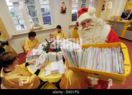 Santa Claus visits the Christmas Post Office where his helpers are answering the mail in Himmelpfort, Germany, 09 November 2012. Last year, over 300,000 children from 81 countries sent wish lists to Himmelpfort. Photo: BERND SETTNIK Stock Photo