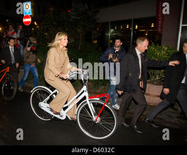 Prince Willem-Alexander (not seen) and Princess Maxima of The Netherlands touring by bicycle through Istanbul on Dutch Gazelle bicycles, 10 November 2012. Photo: Patrick van Katwijk - NETHERLANDS OUT Stock Photo