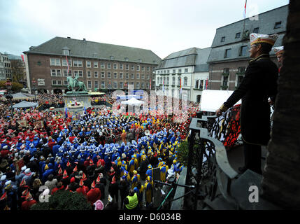 Hundreds of people follow the speech of traditional prankster Hoppeditz during carnival in Duesseldorf, Germany, 11 November 2012. The carnival season 2012/2013  starts to day in many German regions. Photo: DANIEL NAUPOLD Stock Photo