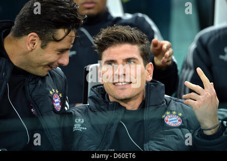 Munich's Mario Gomez (L) and Claudio Pizarro sit on the bench at the