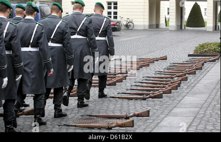 Soldiers of the guard battalion of the German Bundeswehr walks past rifles of the type carbine 98 at the Bellevue Palace in Berlin, Germany, 13 April 2012. Newly accredited ambassadors were received with military honour by the German head of state. Photo: Wolfgang Kumm Stock Photo