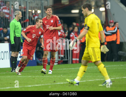 Munich's Mario Gomez (C) celebrates his 2-1 goal with team mate Philipp Lahm (L) next to Madrid's goalkeeper Iker Casillas during the Champions League semi final first leg soccer match between FC Bayern Munich and Real Madrid at the Allianz Arena in Munich, Germany, 17 April 2012. Photo: Peter Kneffel dpa/lby  +++(c) dpa - Bildfunk+++ Stock Photo