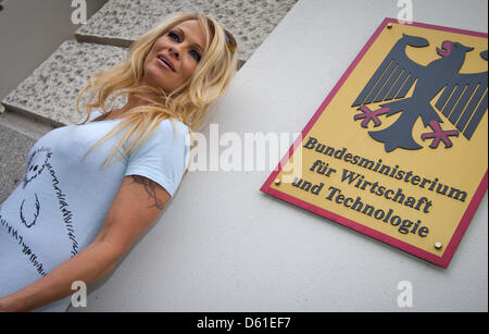Hollywood star Pamela Anderson in front of the German Ministry of Economics in Berlin, Germany, 19 April 2012. Anderson is an ambassador of the animal rights organisation PETA. She wanted to deliver a petition on the trade with sealskins to German Minister of Economids Roesler. The petition was accepted by civil servants since Roesler not at the ministry. Photo: MICHAEL KAPPELER Stock Photo