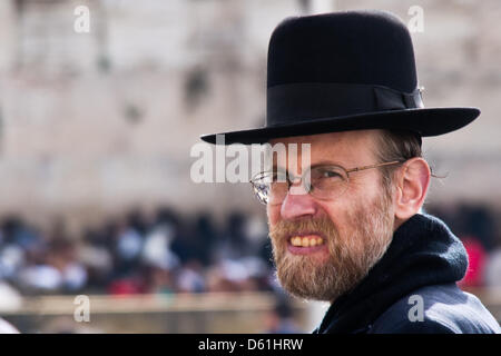 Jerusalem, Israel. 11th April 2013. Orthodox Jewish men protest the practices of Women of The Wall as they wear prayer shawls and phylacteries, pray and sing out loud, in defiance of Orthodox Jewish tradition and court rulings against these practices. Jerusalem, Israel. 11-April-2013.  Five women detained at Western Wall for donning prayer shawls and phylacteries in defiance of Orthodox Jewish monopoly reserving these practices for men, a ruling Women of The Wall have been battling, demanding egalitarian practice of Judaism. Credit: Nir Alon / Alamy Live News Stock Photo