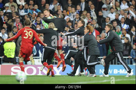 Munich's team with goalkeeper Manuel Neuer (green shirt) celebrate after winning the penalty shoot-out of the Champions League semi final second leg soccer match between Real Madrid and FC Bayern Munich at the Santiago Bernabeu stadium in Madrid, Spain, 25 April 2012. Photo: Marc Mueller dpa  +++(c) dpa - Bildfunk+++ Stock Photo