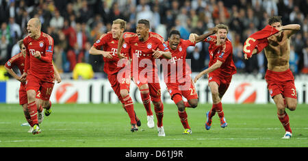 Munich's Arjen Robben (L-R) Holger Badstuber,  Jerome Boateng, David Alaba, Thomas Müller and Mario Gomez celebrate after winning the penalty shoot-out of the Champions League semi final second leg soccer match between Real Madrid and FC Bayern Munich at the Santiago Bernabeu stadium in Madrid, Spain, 25 April 2012. Photo: Andreas Gebert dpa  +++(c) dpa - Bildfunk+++ Stock Photo