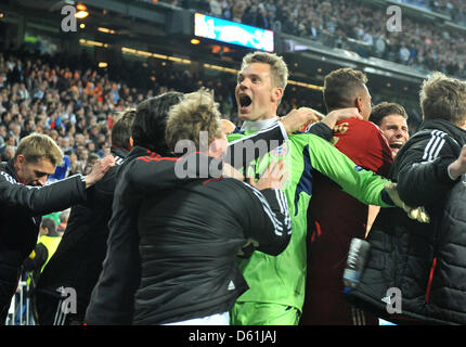 Munich's team with goalkeeper Manuel Neuer (green shirt) celebrate after winning the penalty shoot-out of the Champions League semi final second leg soccer match between Real Madrid and FC Bayern Munich at the Santiago Bernabeu stadium in Madrid, Spain, 25 April 2012. Photo: Andreas Gebert dpa  +++(c) dpa - Bildfunk+++ Stock Photo